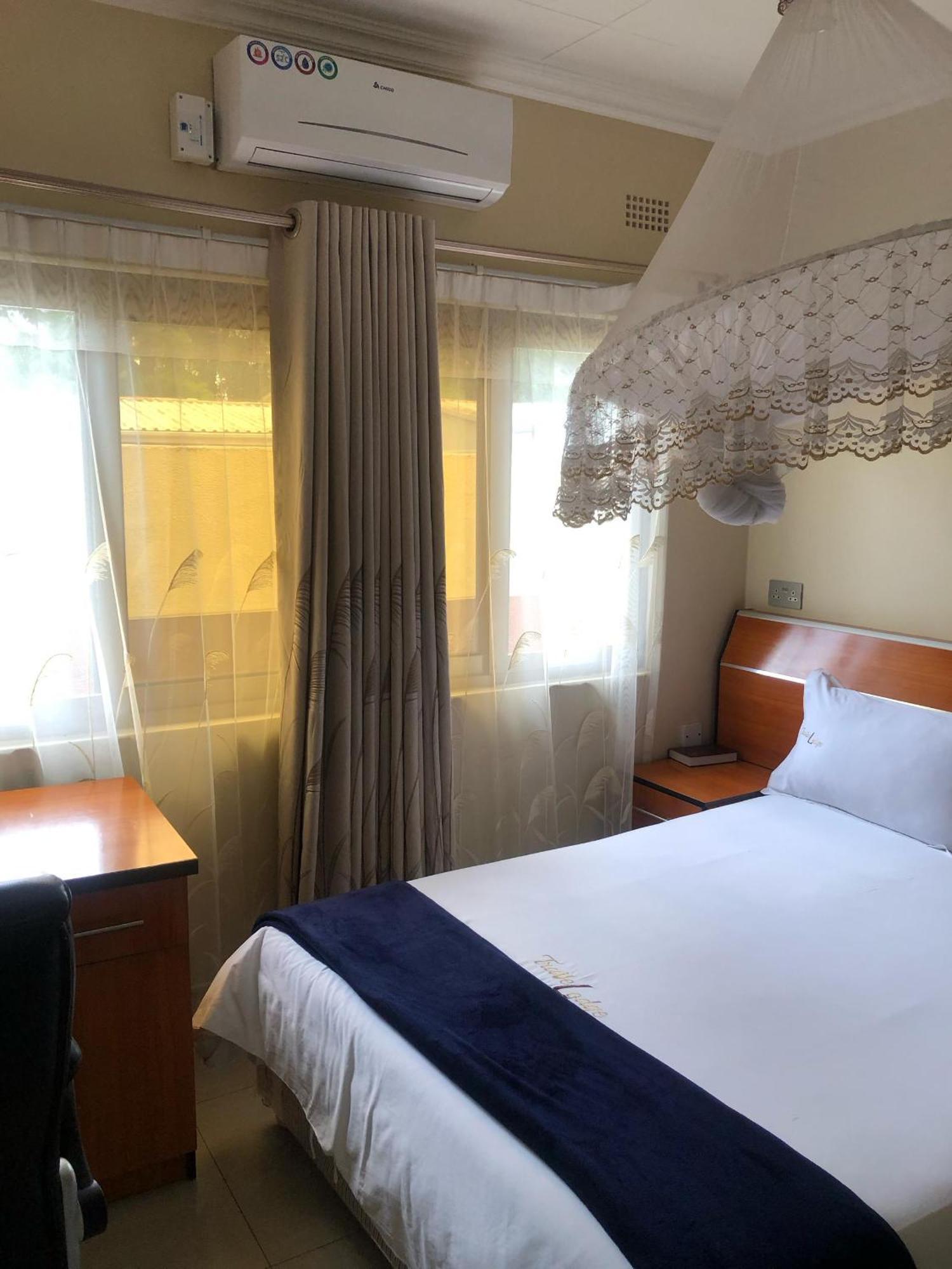 Travelodge แบลนไทร์ ภายนอก รูปภาพ